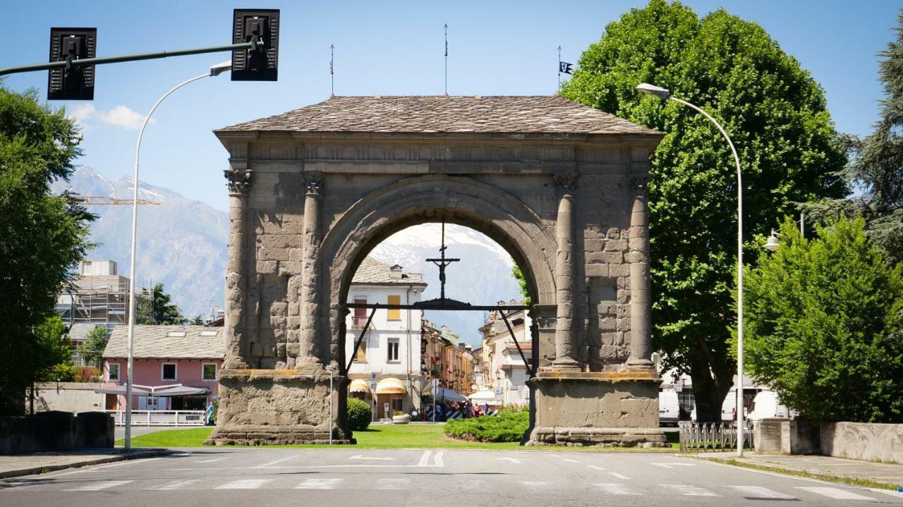Nuovo Appartamento In Centro Con Posto Auto Incluso アオスタ エクステリア 写真